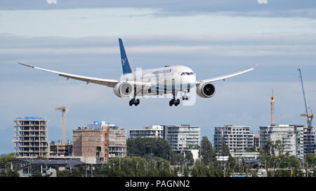 Richmond, British Columbia, Kanada. 2. Juli 2018. Eine XiamenAir (Xiamen Airlines) Boeing 787-8 Dreamliner (B-2762) wide-Body Jet Airliner Airborne auf Final Approach Landeanflug auf Vancouver International Airport, Pässe durch neue hohe Condominium Bau in Richmond, British Columbia, Kanada. Credit: bayne Stanley/ZUMA Draht/Alamy leben Nachrichten Stockfoto