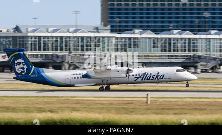 Richmond, British Columbia, Kanada. 2. Juli 2018. Eine Alaska Airlines (von Horizon Air) Bombardier Dash 8 Q400 (N 446 QX) Turboprop regional Airliner landet Vancouver am internationalen Flughafen betrieben. Beide Airlines sind Teil von Alaska Air Group Inc. Credit: bayne Stanley/ZUMA Draht/Alamy leben Nachrichten Stockfoto