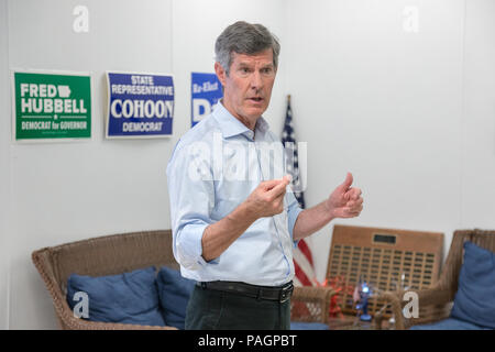 Burlington, Iowa, USA. 22. Juli, 2018. Demokratische gubernatorial Kandidat Fred Hubbell macht eine Kampagne besuchen Sie mit Bewohnern in Burlington, Iowa, USA. Hubbell met mit etwa 100 Menschen an einer lokalen demokratischen Hauptsitz am Sonntag Nachmittag in seinem Angebot, republikanische Gouverneur Kim Reynolds zu lösen. Stockfoto