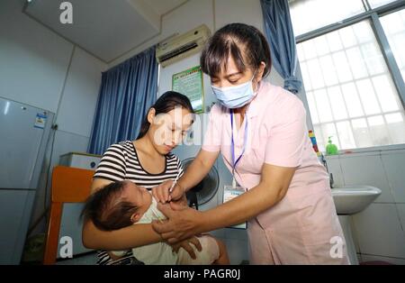 Rongan, Guangxi, China, 23. Juli 2018. Die Durchsetzung der Gesetze Personal der Markt überwachung und Administration Präsidium ist eine gründliche Untersuchung der Impfstoff- Tv, Sorten, Mengen, Chargennummern und die Richtung der Kauf und der Verkauf von Impfstoffen im Rahmen ihrer Zuständigkeit, und streng die Zirkulation von "problem Impfstoffe verhindern" auf dem Markt, um die Sicherheit der Menschen unter ihre Zuständigkeit im Drogen gewährleisten. Credit: Costfoto/Alamy leben Nachrichten Stockfoto