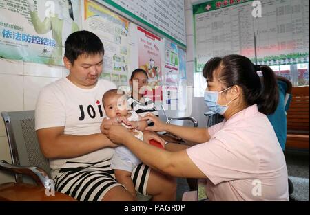 Rongan, Guangxi, China, 23. Juli 2018. Die Durchsetzung der Gesetze Personal der Markt überwachung und Administration Präsidium ist eine gründliche Untersuchung der Impfstoff- Tv, Sorten, Mengen, Chargennummern und die Richtung der Kauf und der Verkauf von Impfstoffen im Rahmen ihrer Zuständigkeit, und streng die Zirkulation von "problem Impfstoffe verhindern" auf dem Markt, um die Sicherheit der Menschen unter ihre Zuständigkeit im Drogen gewährleisten. Credit: Costfoto/Alamy leben Nachrichten Stockfoto