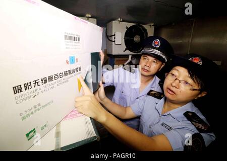 Rongan, Guangxi, China, 23. Juli 2018. Die Durchsetzung der Gesetze Personal der Markt überwachung und Administration Präsidium ist eine gründliche Untersuchung der Impfstoff- Tv, Sorten, Mengen, Chargennummern und die Richtung der Kauf und der Verkauf von Impfstoffen im Rahmen ihrer Zuständigkeit, und streng die Zirkulation von "problem Impfstoffe verhindern" auf dem Markt, um die Sicherheit der Menschen unter ihre Zuständigkeit im Drogen gewährleisten. Credit: Costfoto/Alamy leben Nachrichten Stockfoto