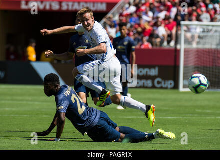 Santa Clara, CA USA. 22. Juli, 2018. San Jose Earthquakes, Tommy Thompson (22) den Ball weg sein mannschaftskamerad als Manchester United Timothy Fosu-Mensah (24) versucht, den Ball weg zu während der internationalen Freundschaftsspiel zwischen Manchester United F.C. und San Jose Earthquakes Endstand 0-0 an Levi Stadion Santa Clara, Calif. Thurman James/CSM/Alamy Live News Kick Stockfoto