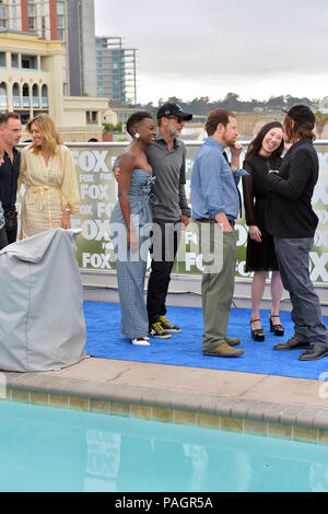 Andrew Lincoln, Denise M. Huth, Danai Gurira, Jeffrey Dean Morgan, Scott M. Gimple, Angela Kang, und Norman Reedus die Pressemitteilung für Saison 9 Der AMC-TV-Serie "The Walking Dead" auf der San Diego Comic-Con International 2018 auf der Dachterrasse des Andaz Hotel. San Diego, 20.07.2018 | Verwendung weltweit Stockfoto