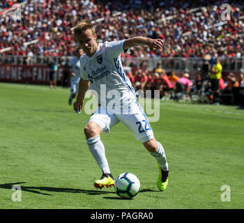 Santa Clara, CA USA. 22. Juli, 2018. San Jose Earthquakes, Tommy Thompson (22) versucht, eine während der internationalen Freundschaftsspiel zwischen Manchester United F.C. und San Jose Earthquakes Endstand 0-0 an Levi Stadion Santa Clara, Calif. Thurman James/CSM/Alamy Leben Nachrichten zu treten Stockfoto