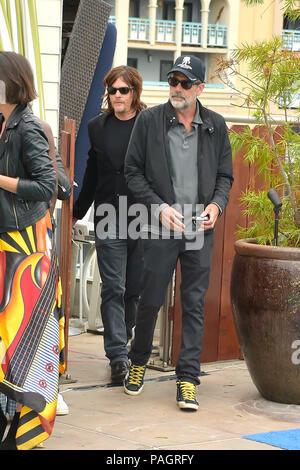 Norman Reedus und Jeffrey Dean Morgan auf der Pressekonferenz für die 9. Staffel der AMC-TV-Serie "The Walking Dead" auf der San Diego Comic-Con International 2018 auf dem Dach des Andaz Hotel. San Diego, 20.07.2018 | Verwendung weltweit Stockfoto