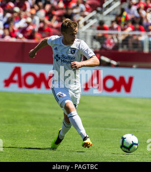 Santa Clara, CA USA. 22. Juli, 2018. San Jose Earthquakes, Tommy Thompson (22) Versuch, ein Ziel, das während der internationalen Freundschaftsspiel zwischen Manchester United F.C. und San Jose Earthquakes Endstand 0-0 an Levi Stadion Santa Clara, Calif. Thurman James/CSM/Alamy Live News Kick Stockfoto