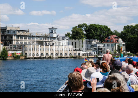 Berlin, Deutschland. Am 15. Juli 2018. Die Menschen auf dem Boot Tour Berliner Bürger Brauerei", die am 01. März 2010 geschlossen wurde und dient nun als Brauerei Museum, in Friedrichshagen bei Mueggelsee See. - KEINE LEITUNG SERVICE-Credit: Jens Kalaene/dpa-Zentralbild/dpa/Alamy leben Nachrichten Stockfoto