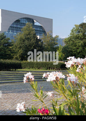 Berlin, Deutschland. 20. Juli 2018. Oleander blüht vor dem Kanzleramt. Credit: Soeren Stache/dpa/Alamy leben Nachrichten Stockfoto