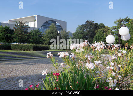 Berlin, Deutschland. 20. Juli 2018. Oleander blüht vor dem Kanzleramt. Credit: Soeren Stache/dpa/Alamy leben Nachrichten Stockfoto