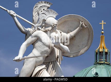 Berlin, Deutschland. 20. Juli 2018. Der Berliner Dom Türme hinter der Statue "Sieg Göttin Pallas führt ein Held in den Kampf'. Credit: Soeren Stache/dpa/Alamy leben Nachrichten Stockfoto