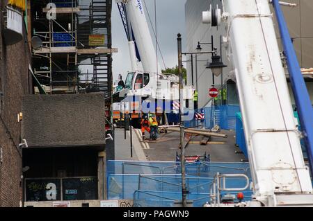 Glasgow, UK. 23. Juli 2018. Sprecher Gatnethill vertriebenen Bewohner noch vor Ort Gruppe Demontage arbeitet auf der Glasgow School of Art fort. Credit: Pawel Pietraszewski/Alamy leben Nachrichten Stockfoto