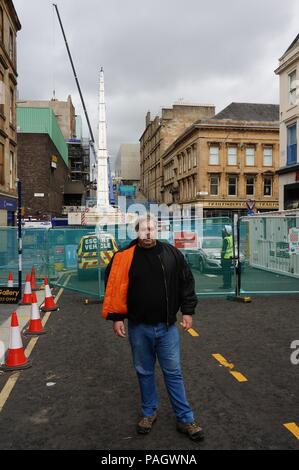 Glasgow, UK. 23. Juli 2018. Sprecher Gatnethill vertriebenen Bewohner Gruppe vor seinem Haus Demontage arbeitet auf der Glasgow School of Art posieren. Adrian und andere Bewohner Zugriff auf ihre Häuser für die letzten 6 Wochen verboten. Credit: Pawel Pietraszewski/Alamy leben Nachrichten Stockfoto