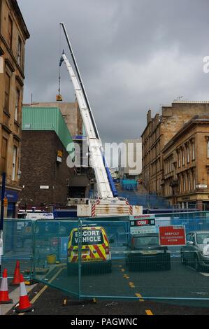 Glasgow, UK. 23. Juli 2018. Sprecher Gatnethill vertriebenen Bewohner noch vor Ort Gruppe Demontage arbeitet auf der Glasgow School of Art fort. Credit: Pawel Pietraszewski/Alamy leben Nachrichten Stockfoto