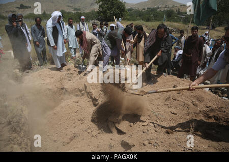 Kabul, Afghanistan. 23. Juli 2018. Freunde und Verwandte werfen Masse auf dem Grab eines Selbstmordattentats Opfer in Kabul, der Hauptstadt Afghanistans, 23. Juli 2018. Mindestens 14 Menschen getötet und über 60 verletzt am Sonntag nach einem Selbstmordattentäter seinen Selbstmord Weste in der Nähe von Kabul Airport kurz nach der Konvoi der Erste Stellvertretende Präsident General Abdul Rashid Dostum durch den Bereich übergeben detoniert, Kabul Polizei sagte Montag. Credit: Rahmat Alizadah/Xinhua/Alamy leben Nachrichten Stockfoto