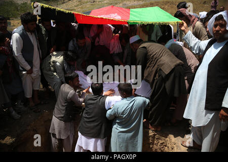 Kabul, Afghanistan. 23. Juli 2018. Freunde und Verwandten nehmen an der Beerdigung eines Selbstmordattentats Opfer in Kabul, der Hauptstadt Afghanistans, 23. Juli 2018. Mindestens 14 Menschen getötet und über 60 verletzt am Sonntag nach einem Selbstmordattentäter seinen Selbstmord Weste in der Nähe von Kabul Airport kurz nach der Konvoi der Erste Stellvertretende Präsident General Abdul Rashid Dostum durch den Bereich übergeben detoniert, Kabul Polizei sagte Montag. Credit: Rahmat Alizadah/Xinhua/Alamy leben Nachrichten Stockfoto