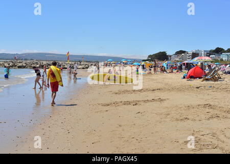 Sandbanks, Poole, Dorset, Großbritannien, 23.. Juli 2018, Wetter: Es ist heiß und sonnig am Strand und die Menschen genießen die mediterranen Bedingungen. Der glorreiche Sommer 2018 setzt sich im Süden Englands fort. Stockfoto