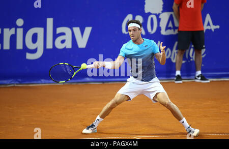 (180723) - Umag, 23. Juli 2018 (Xinhua) - Marco Cecchinato Italiens konkurriert gegen Guido Pella Argentiniens während singles Final 2018 ATP Croatia Open in Umag, Kroatien der Männer, am 22. Juli 2018. Marco Cecchinato gewann 2:0 und behauptete den Titel. (Xinhua / Igor Soban) Stockfoto