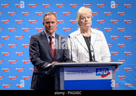 Augsburg, Deutschland. 30. Juni, 2018. Rainer Gross, Direktor des Gustav-Stresemann-Stiftung, und Erika Steinbach, Vorsitzende der Stiftung Desiderius-Erasmus, beantworten Fragen an der Nationalen Parteitag der Alternative für Deutschland (AfD) im Hinblick auf die mögliche Anerkennung eines AfD-nahe Stiftung. Credit: Matthias Balk/dpa/Alamy leben Nachrichten Stockfoto