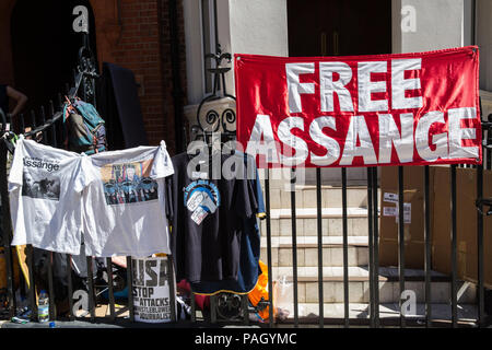 London, Großbritannien. 23. Juli 2018. Banner und T-Shirts, die von Anhängern der Whistleblower Julian Assange, Gründer von Wikileaks, außerhalb der ecuadorianischen Botschaft protestiert. Ecuadors Präsident Lenín Moreno ist in Großbritannien die Grundsatzrede auf der globalen Behinderung Gipfel 2018 zu liefern und einige Kommentatoren glauben, dass wird er auch ein Abkommen mit dem britischen Beamten, die Ecuador wird Asyl Schutz von Assange entziehen, ihn von der Botschaft zu vertreiben und ihn über die britischen Behörden abzuschließen. Credit: Mark Kerrison/Alamy leben Nachrichten Stockfoto