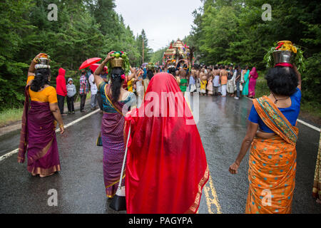 Val-david, Kanada, 22. Juli 2018. Frauen, die Angebote auf ihre Köpfe an der Kaavadi Festival im Val Morin, Quebec. Hunderte von hinduistischen Gläubigen für die jährliche Feier des Herrn Subramanya (oder Muruga), der hinduistische Gott des Krieges versammelt. Mehrere Anhänger sind durch Haken hängen und Nadeln piercing ihre Haut als Weg der Buße und Transzendenz. Andere Anhänger tragen kaavadis (Bögen mit Pfauenfedern verziert) auf ihren Schultern, als es wird geglaubt, dass Sie großen Dirigenten der spirituellen Energie. Credit: Cristian Mijea/Alamy Leben Nachrichten. Stockfoto