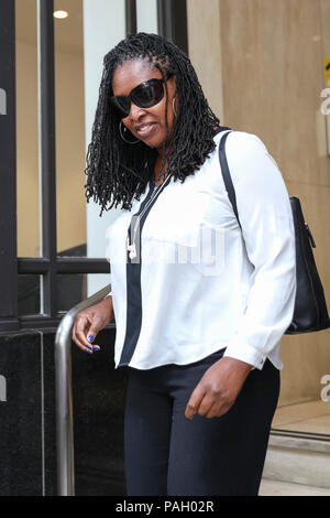 Smith Square, Westminster, London, UK, 23. Juli 2018. Dawn Butler, Schattenminister für Frauen und Gleichstellung. Die Mitglieder des Schattenkabinetts, sowie andere, eine Sitzung bei Transport Haus in Smith Square, Westminster verlassen. Mitglieder waren sagte Antisemitismus Anklagen gegen die Labour Party zu diskutieren, sowie die Auseinandersetzung mit Erklärungen von Margaret Hodge, und ob disziplinarische Maßnahmen gegen Hodge berücksichtigt werden. Shadow cabinet Mitglieder nicht Kommentar zu den Themen Kredit: Imageplotter Nachrichten und Sport/Alamy leben Nachrichten Stockfoto