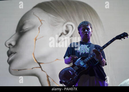 Bontida, Rumänien. Juli 2018 20. Conor Mason von Nichts aber Diebe live auf der Bühne des Electric Castle Festival 2018, die in der Beschwerdebegründung Bontida Banffy Castle in der Nähe von Cluj, Siebenbürgen, Rumänien. Foto Datum: Freitag, 20. Juli 2018. Foto: Roger Garfield/Alamy Credit: Roger Garfield/Alamy leben Nachrichten Stockfoto