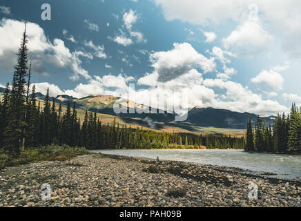 Die Athabasca River fließt durch die Kanadischen Rocky Mountains in Alberta, Kanada Stockfoto