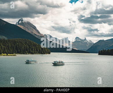 Grand Panorama der umliegenden Gipfel am Maligne Lake, Jasper National Park. Stockfoto