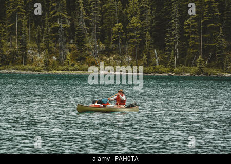 Ein Kanu auf Maligne Lake im Sommer vor der Kulisse der kanadischen Rockies in Jasper National Park, Alberta, Kanada Stockfoto