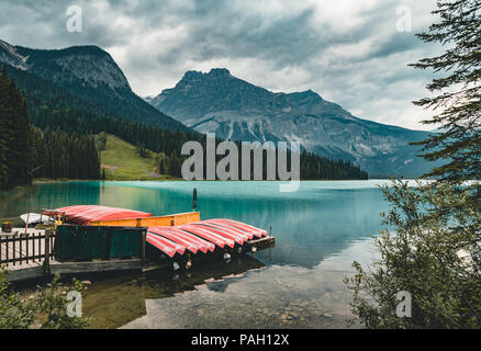 Red Kajaks trocken auf den Kopf. Emerald Lake in den kanadischen Rockies mit Bergen und Bäumen und refelction. Konzept der aktiven Urlaub und Tourismus Stockfoto