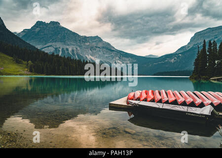 Red Kajaks trocken auf den Kopf. Emerald Lake in den kanadischen Rockies mit Bergen und Bäumen und refelction. Konzept der aktiven Urlaub und Tourismus Stockfoto