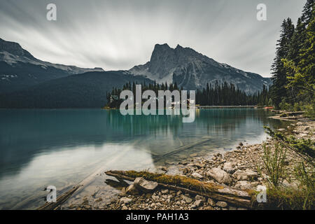 Emerald Lake in den kanadischen Rockies mit Berge und See und Bäume. Konzept der aktiven Urlaub und Tourismus. Stockfoto