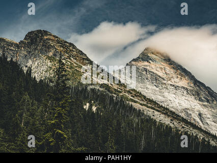 Wolken über Berglandschaft mit Mount Sir Donald im Glacier National Park, Kanada. Stockfoto