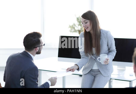 Mitarbeiter gibt dem Manager das Dokument. Stockfoto