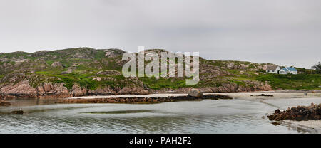 Panorama der Küste von isolierten Fionnphort Fischerdorf auf der Isle of Mull in Schottland mit Felsen aus rotem Granit und rissig Findling Stockfoto