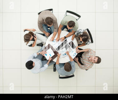 Ansicht von oben. Business Team Analyse der Dokumente. Stockfoto