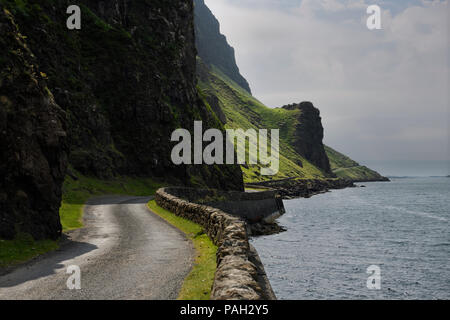 Steile Klippen und Felsen der schmalen Landstraße B 8035 am Ufer des Loch Na Keal auf der Isle of Mull Schottland Großbritannien Stockfoto