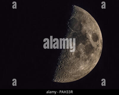 Der Mond durch eine Kombination aus Reflex und Teleskop genommen Stockfoto