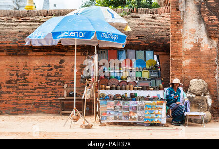 BAGAN, MYANMAR - Dezember 1, 2016: Verkauf von lokalen Souvenirs auf der Straße der Stadt. Kopieren Sie Platz für Text Stockfoto