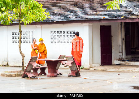 LOUANGPHABANG, LAOS - Januar 11, 2017: Mönche in den Innenhof des Tempels. Kopieren Sie Platz für Text Stockfoto