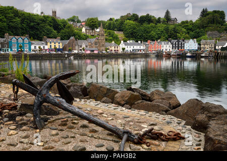 Rostiger Anker auf Steg und bunte Häuser im Wasser von Tobermory Hafen auf der Isle of Mull schottischen Inneren Hebriden Schottland Großbritannien wider Stockfoto