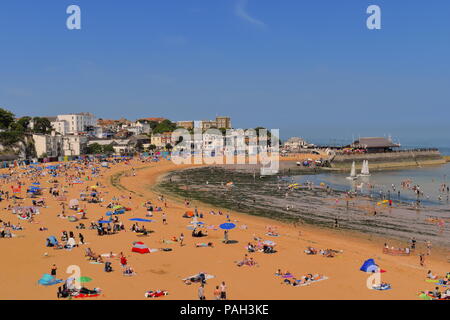 England, Broadstairs. Verpackt Strand mit Badegästen im Sommer Hitzewelle. Hafen im Hintergrund. Cranbrook, Kent, Großbritannien, Juli 2018 Stockfoto