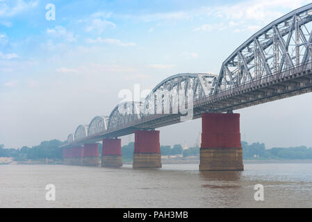 Stahl Brücke über den Irrawaddy Fluss in Mandalay, Myanmar, Birma. Kopieren Sie Platz für Text Stockfoto