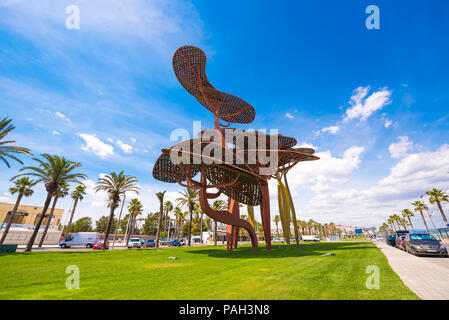 LA PINEDA, SPANIEN - Juni 6, 2017: Skulptur von Kiefern auf der Uferpromenade, Tarragona, Katalonien, Spanien. Kopieren Sie Platz für Text Stockfoto