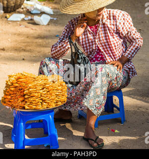 BAGAN, MYANMAR - Dezember 1, 2016: Der Verkäufer von Meeresfrüchten in den lokalen Markt. Close-up Stockfoto