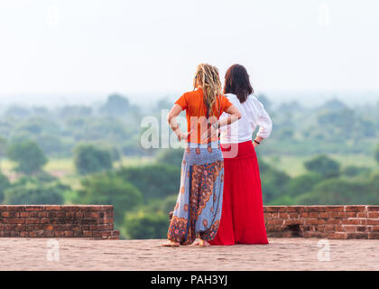 Zwei Frauen im Hintergrund einer ländlichen Landschaft in Bagan, Myanmar. Kopieren Sie Platz für Text Stockfoto