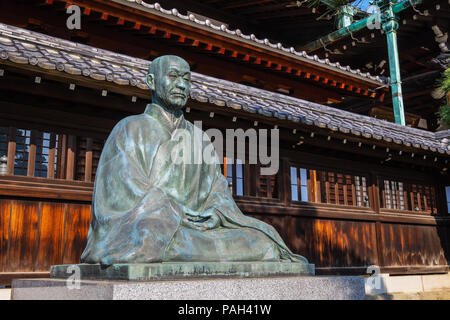 TOKYO, Japan - 20. APRIL 2018: die Statue von Sawaki Kodo Roshi, einem der führenden und einflussreichsten Zen-meister des 20. Jahrhunderts in Japan im Sengaku Stockfoto