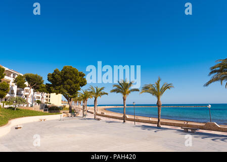 Direkt am Meer, Strand, Küste, die in Spanien in L'Hospitalet de l'Infant, Tarragona, Katalonien, Spanien. Kopieren Sie Platz für Text Stockfoto