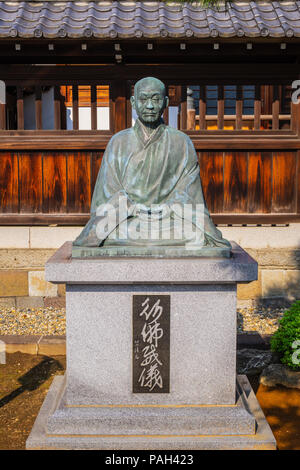 TOKYO, Japan - 20. APRIL 2018: die Statue von Sawaki Kodo Roshi, einem der führenden und einflussreichsten Zen-meister des 20. Jahrhunderts in Japan im Sengaku Stockfoto